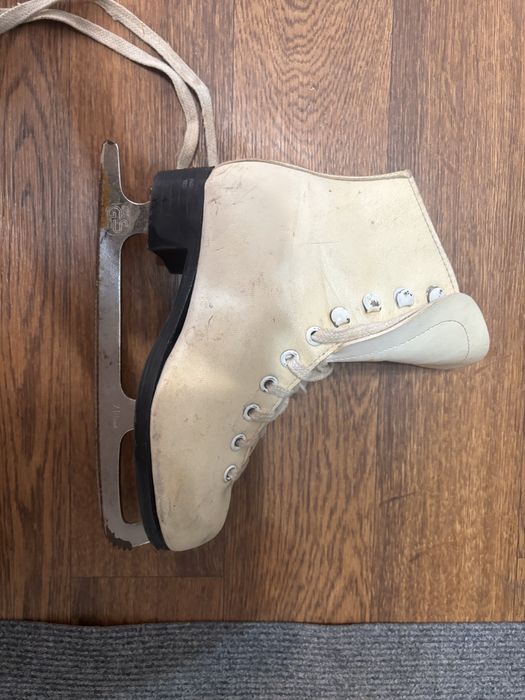 Коньки женские.