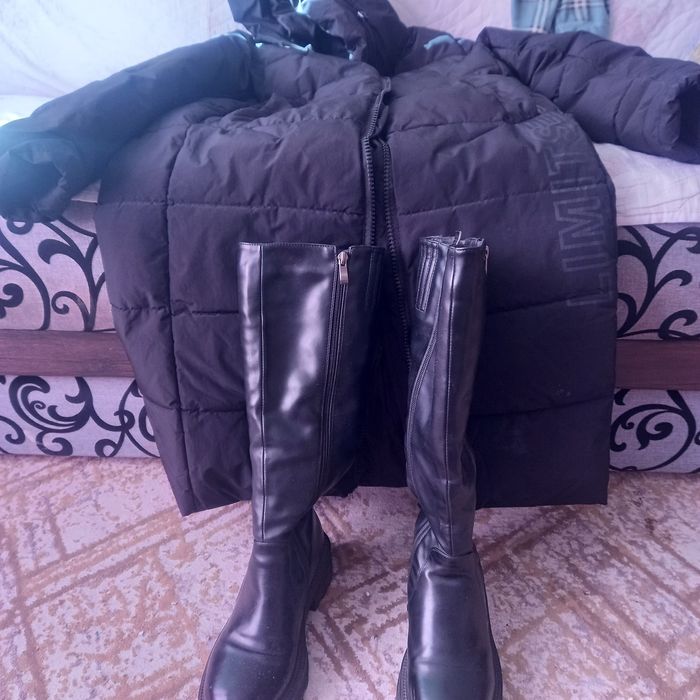 Куртка зимняя, сапоги зимние.