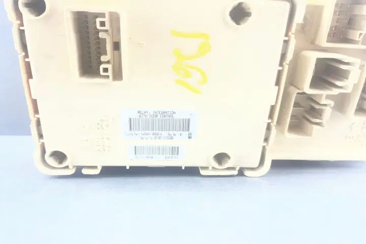 Panou sigurante si relee 82641-05020-A Toyota Avensis 2007