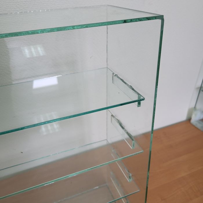 Продам стеклянную витрину