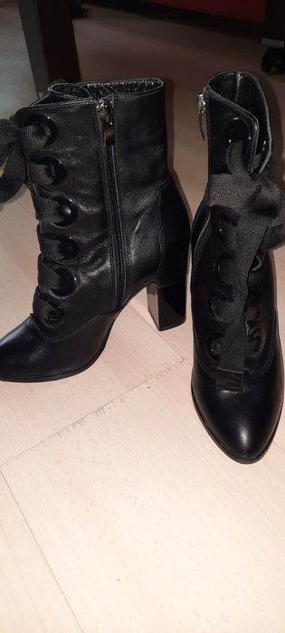 Продавам черни кожени дамски боти на ток