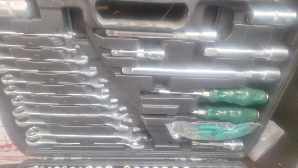 Продам набор ключей новые