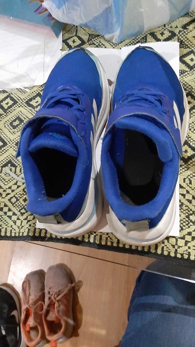 Продавам детски маратонки adidas