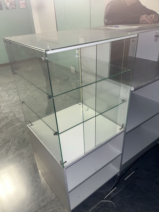 Стеклянная витрина с полками