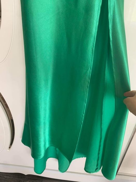 Дълга сатенена рокля