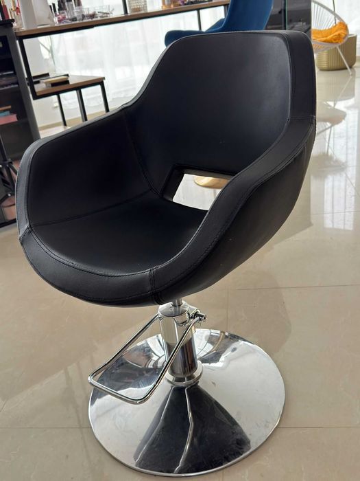 Scaun profesional de coafor | Negru, modern, foarte confortabil