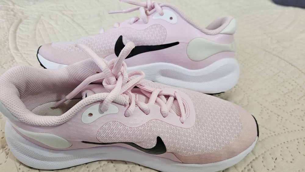 Маратонки Nike размер 36.5,дължина сделката 36,5 см.Без забележки.