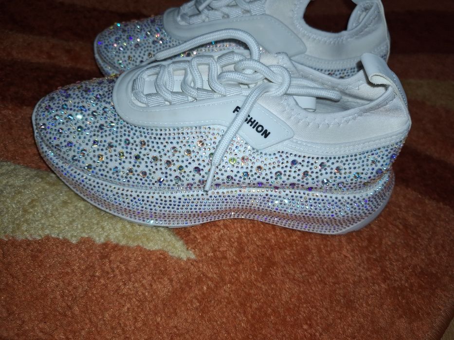 Маратонки с камъчета 38н