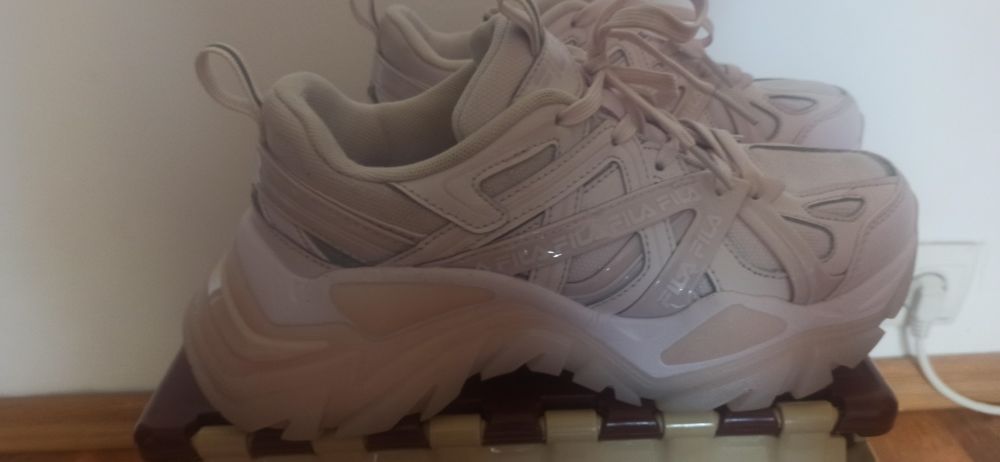 Adidași.     Fila