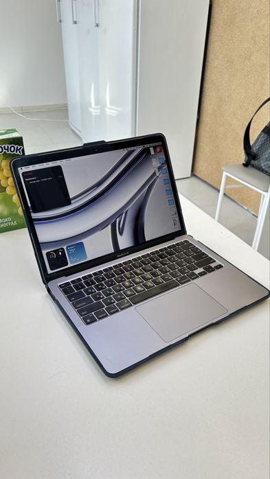 Продам macbook air 2020/256gb (кейс, magic mouse и хаб в подарок)