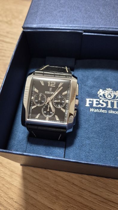 Продавам мъжки елегантен часовник Festina