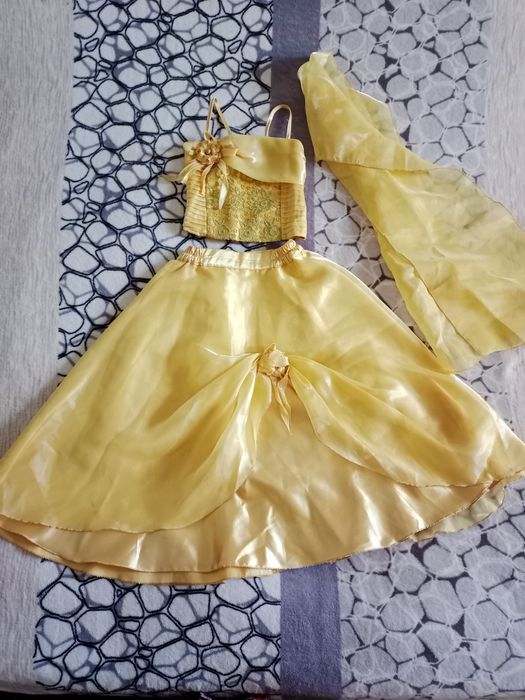 Платья нарядные(3 шт) на 5,6,7 лет,смотрите все фото.