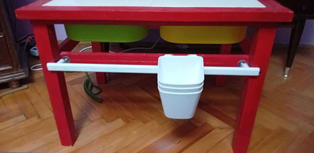 mobilier masuta  din lemn pentru activitati cu 2 scaunele