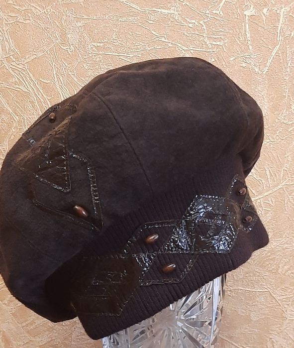 Женский замшевый берет