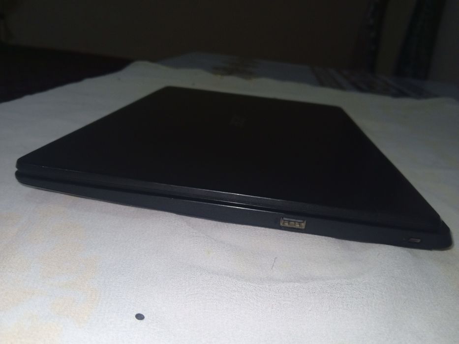 Noutbook qotmay ishlaydi, RAM 8GB, SSD 256GB,