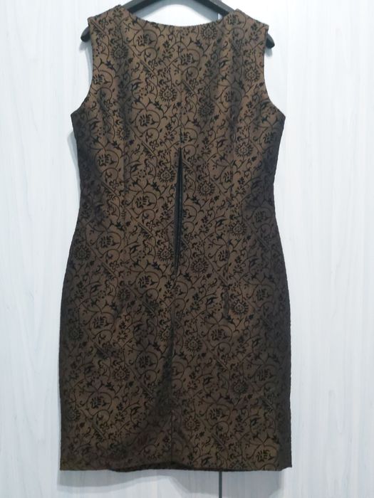 Рокля кафява с черни орнаменти