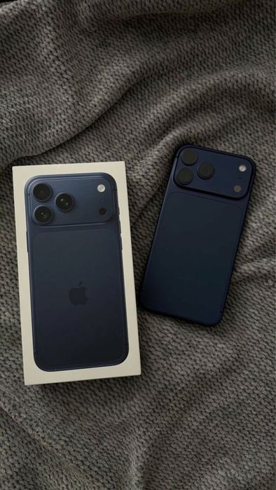 Продам Айфон про 17 темно-синий цвет