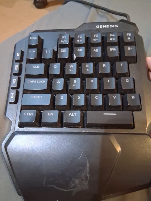 Продавам клавиатура Genesis
