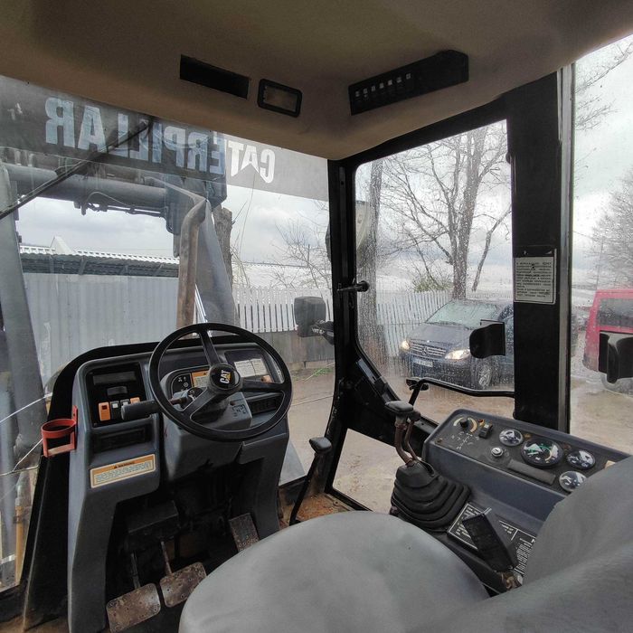 Buldoexcavator caterpillar 428c braț telescopic și furci