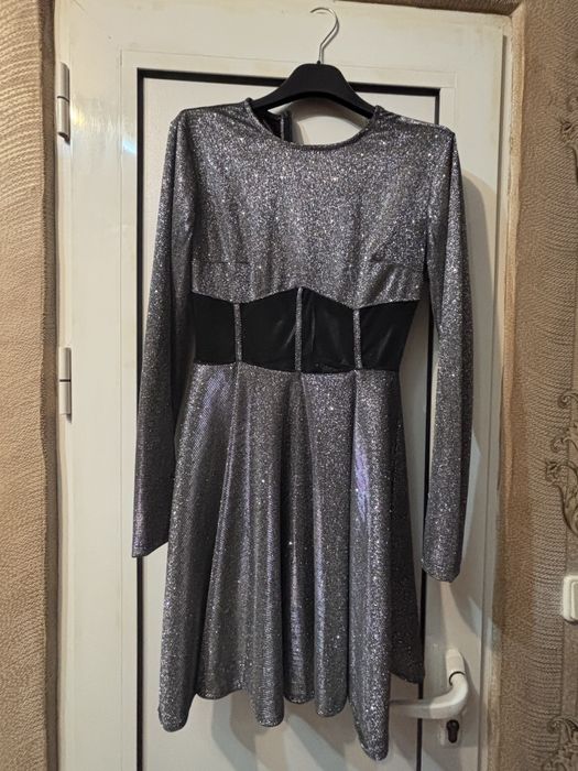 Сребриста екстравагантна рокля