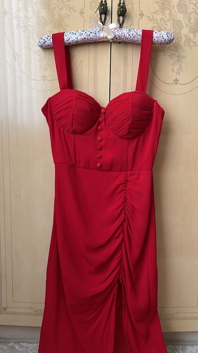 Платье красное с разрезом