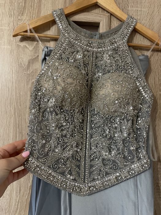 Страхотна рокля с истински камъни