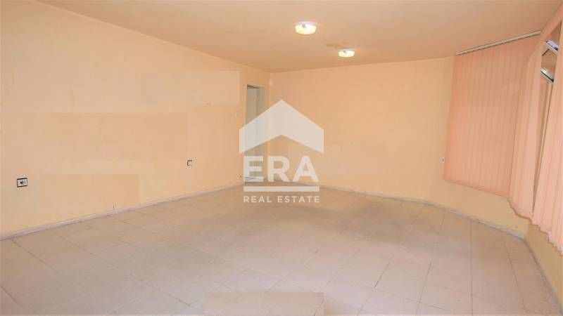 Партерен офис под наем, с лице 5 м, в тухлена жилищна сграда, в района