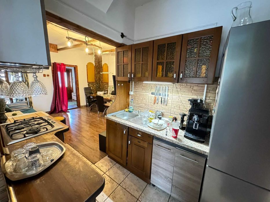 Persoană fizică închiriez apartament cu 3 camere la casă în Centrul istoric din Sibiu.