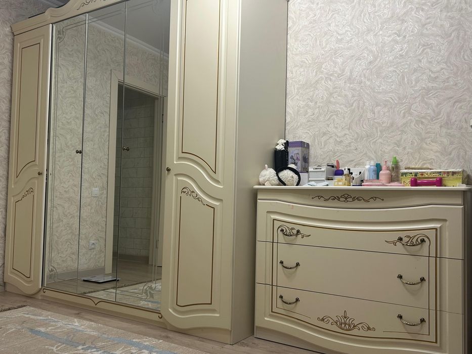 Шкаф комод зеркало для спальни