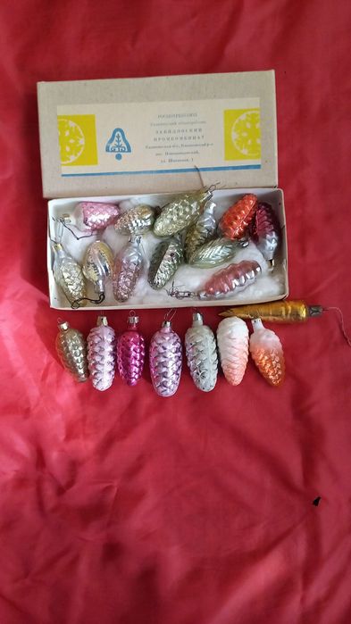 Ёлочные стеклянные игрушки шишки.