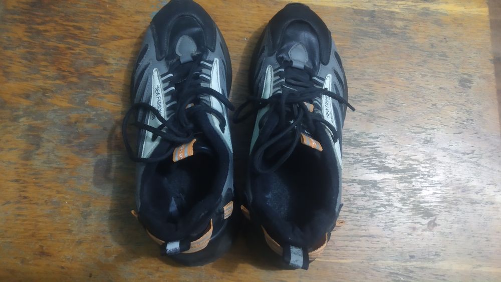 Продам кроссовки мужские отдам недорого