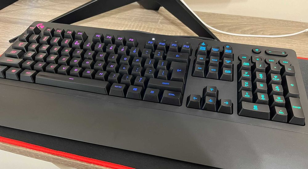 Геймърска клавиатура Logitech G213
