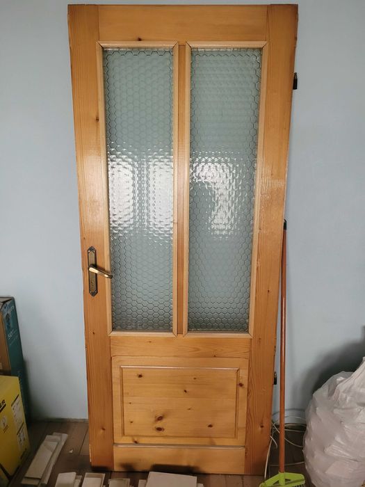 Vând uși din lemn de brad cu toc și sticla.