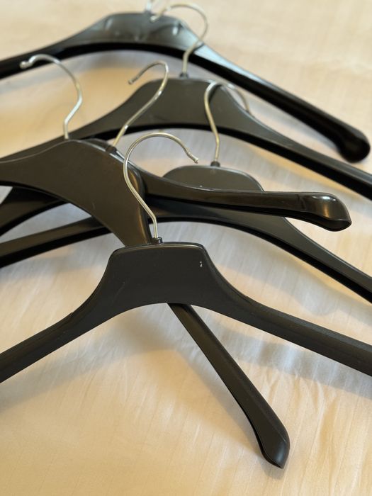 Новые вешалки чнёрные пластиковые