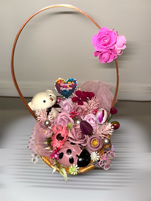 Аранжирани Кошници с цветя и керамични фигури