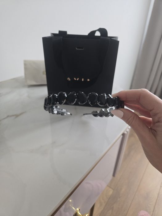 Чисто нова диадема АVIN с черни камъни