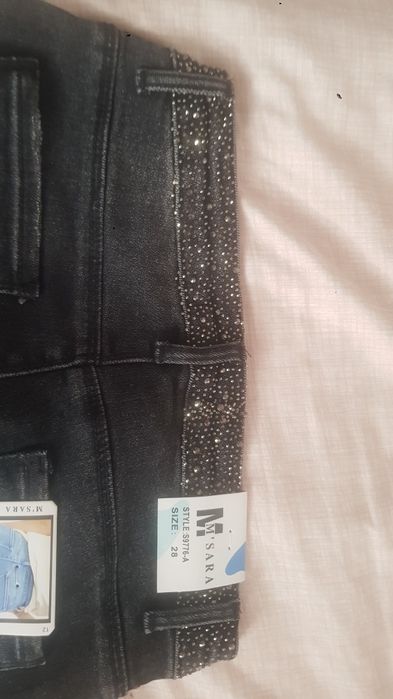Blugi negri-gri, noi-nouti, cu eticheta