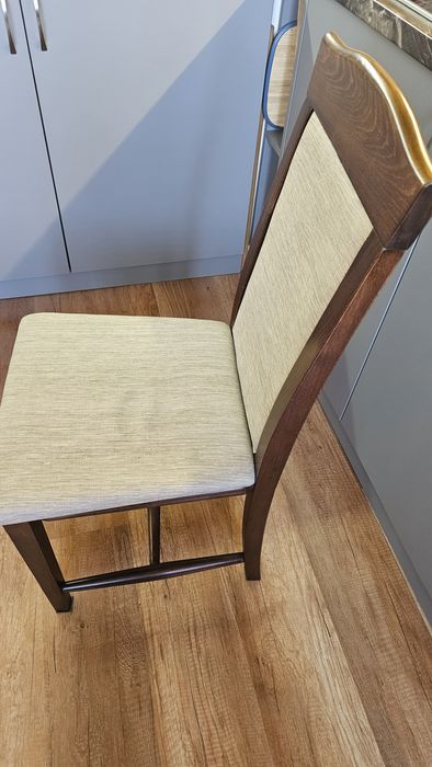 Трапезни столове от масивно дърво