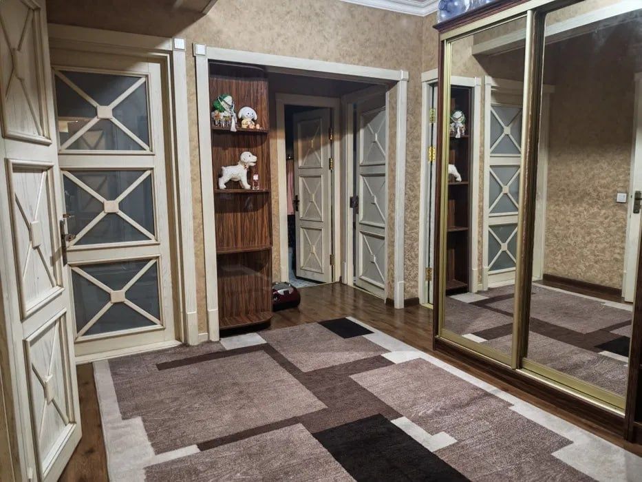 5/1/9 (1 этаж). Сергели 6. Квартира 112 м². Дом панельный.