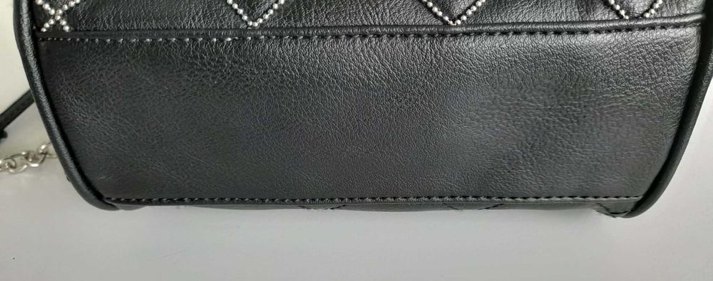 Малка черна чанта