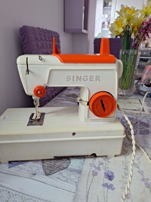 Стара детска мини шевна машина