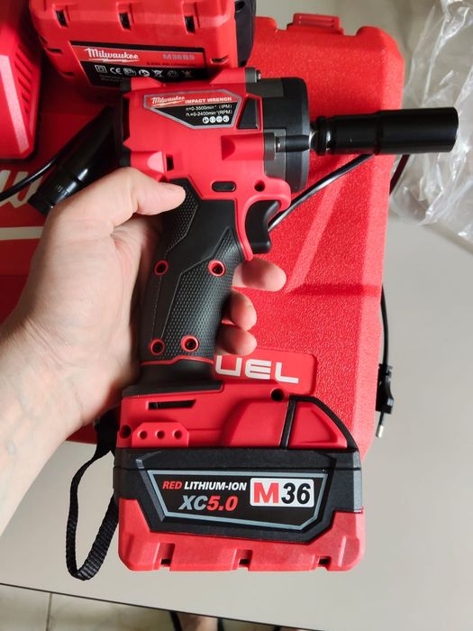 Pistol  impact  Milwakke pentru roti auto