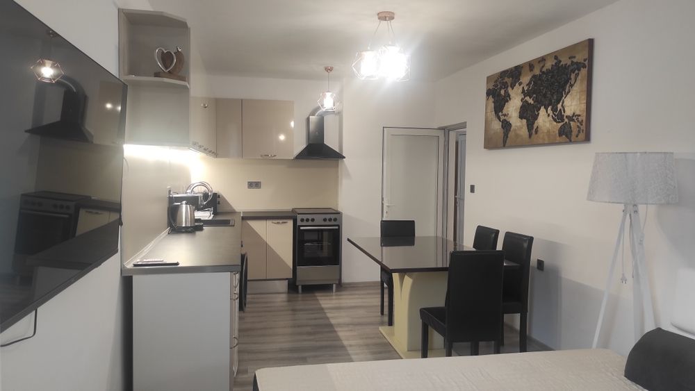 Тристаен апартамент на топцентър. 2 отделни бани и 2 спални