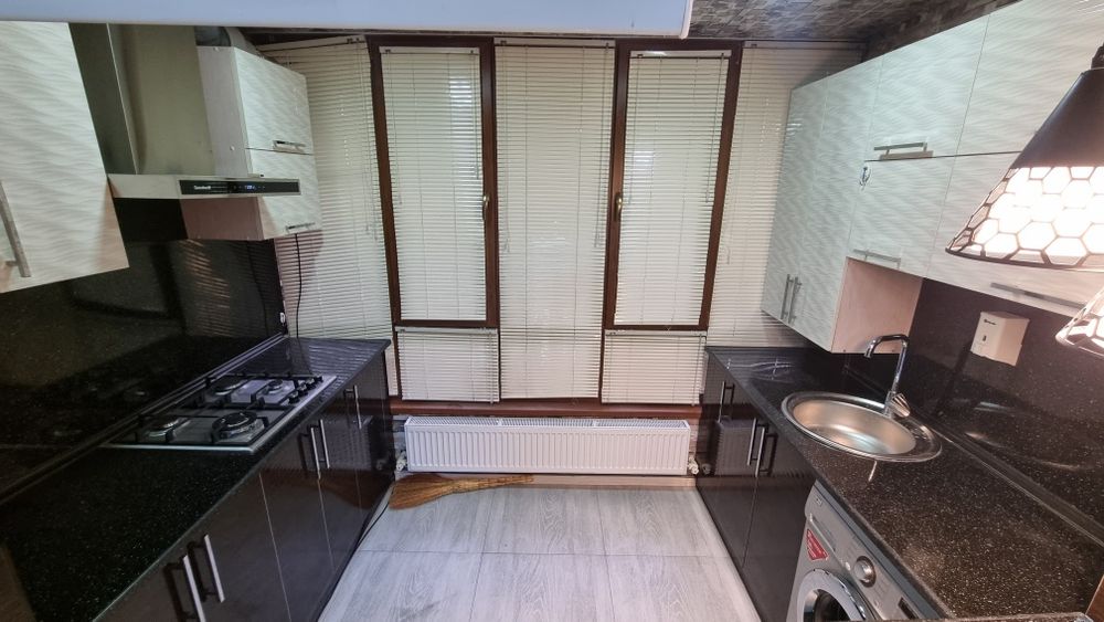 Вокзалда бозорни тугрисида 2 хоналик квартира сотилади, 3 этаж уртада.