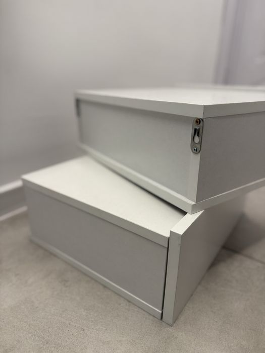 Продавам два броя висящи нощни шкафчета