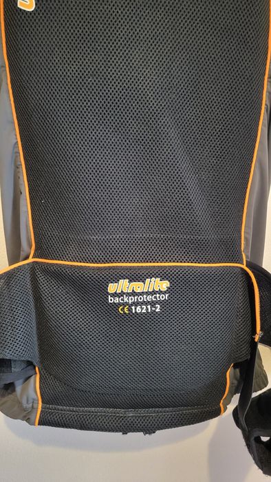 Vând protecție coloană, sport