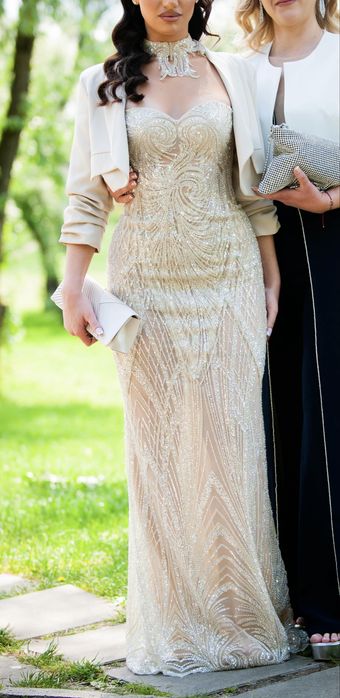 Продавам елегантна дизайнерска бална рокля