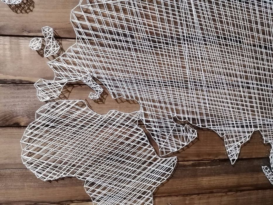 Harta lumii realizata StringArt