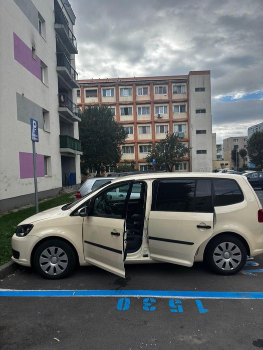 Vând Volkswagen Touran 1.6 TDI, cutie automată DSG, an fabricație 2013