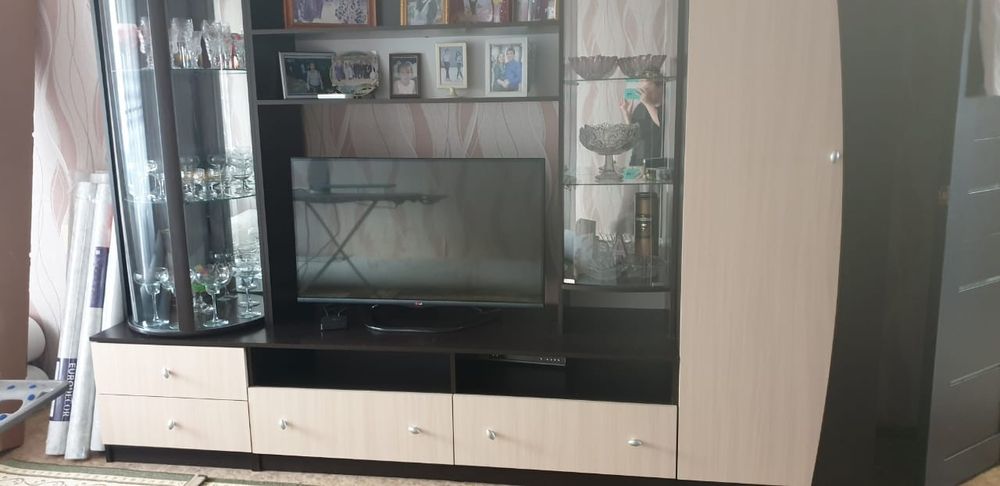 Срочно продаётся стенка в зал